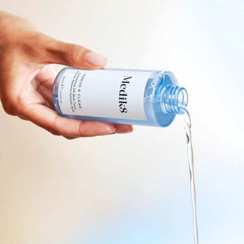 Medik8 Travel Size Press & Clear 30 ml Відлущувальний ВНА-тонік з 2% інкапсульованою саліциловою кислотою